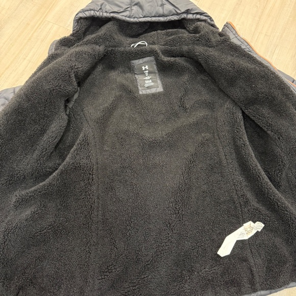 Girls under armour jacket - Picture 3 of 5